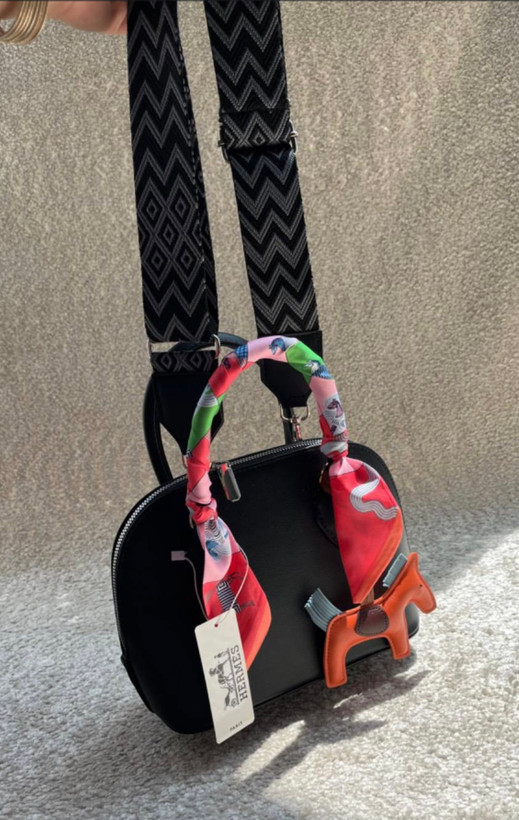 کیف دخترانه دستی / دوشی مدل نیم گرد طرح هرمس (hermes) جنس چرم مصنوعی خارجی
