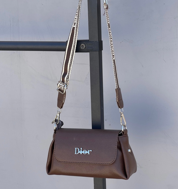 کیف دخترانه دوشی پاسپورتی جنس چرم مصنوعی طرح دیور (Dior)