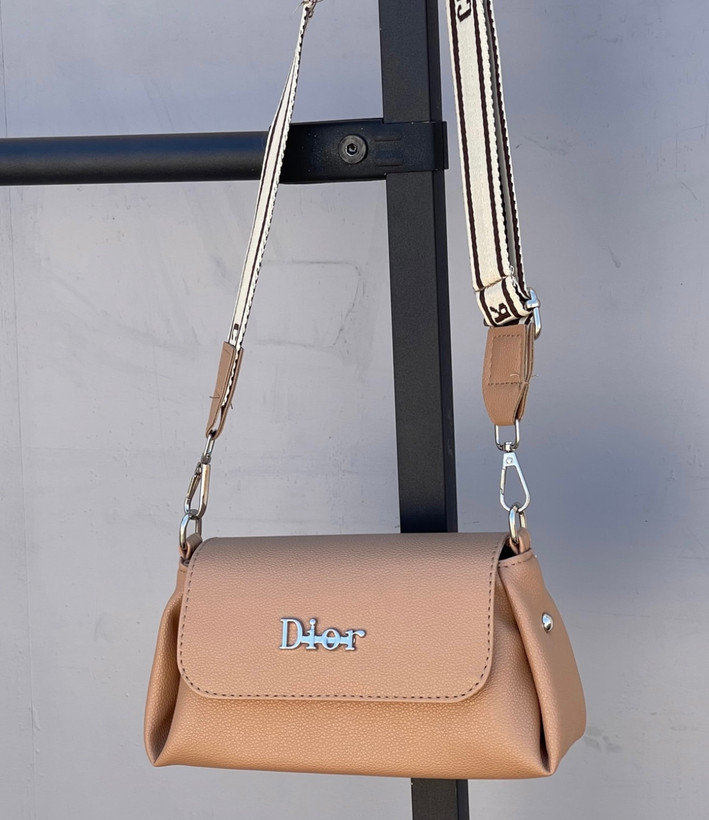 کیف دخترانه دوشی پاسپورتی جنس چرم مصنوعی طرح دیور (Dior)