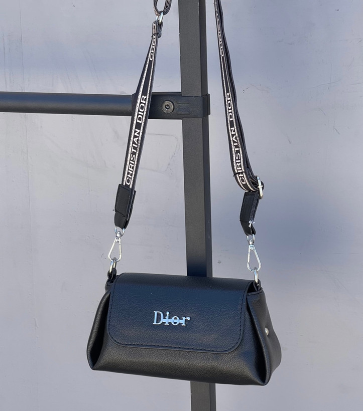کیف دخترانه دوشی پاسپورتی جنس چرم مصنوعی طرح دیور (Dior)