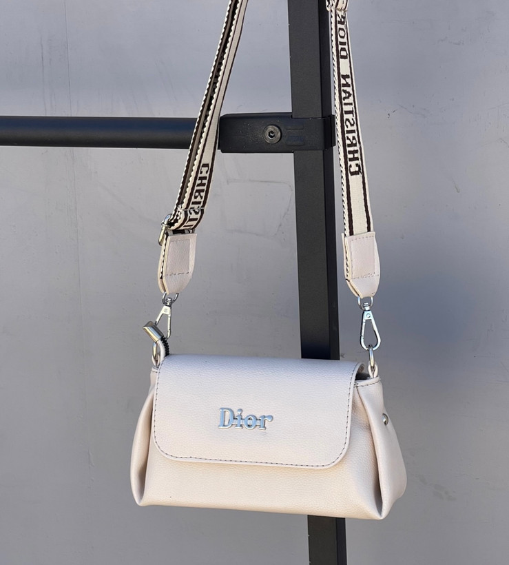 کیف دخترانه دوشی پاسپورتی جنس چرم مصنوعی طرح دیور (Dior)