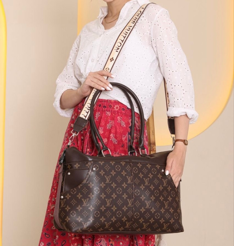 ساک زنانه دستی / دوشی طرح ال وی (LV) جنس چرم مصنوعی سایز بزرگ