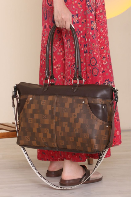 ساک زنانه دستی / دوشی طرح ال وی (LV) جنس چرم مصنوعی سایز بزرگ
