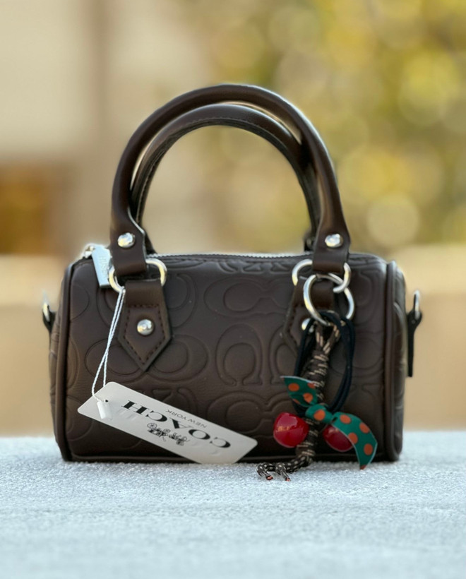 کیف دخترانه دستی / دوشی مدل صندوقی جنس چرم مصنوعی طرح کوچ (Coach)