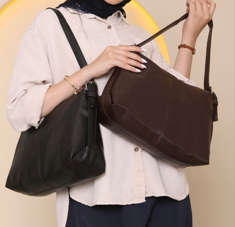 کیف زنانه دستی مدل وسط دوخت ساده جنس چرم مصنوعی شرانگ