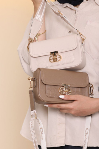 کیف دخترانه دوشی پاسپورتی مدل قفلدار طرح دیور (Dior) جنس چرم مصنوعی خارجی
