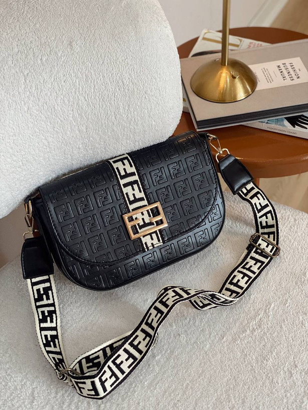 کیف زنانه پاسپورتی چرم مصنوعی برند Fendi