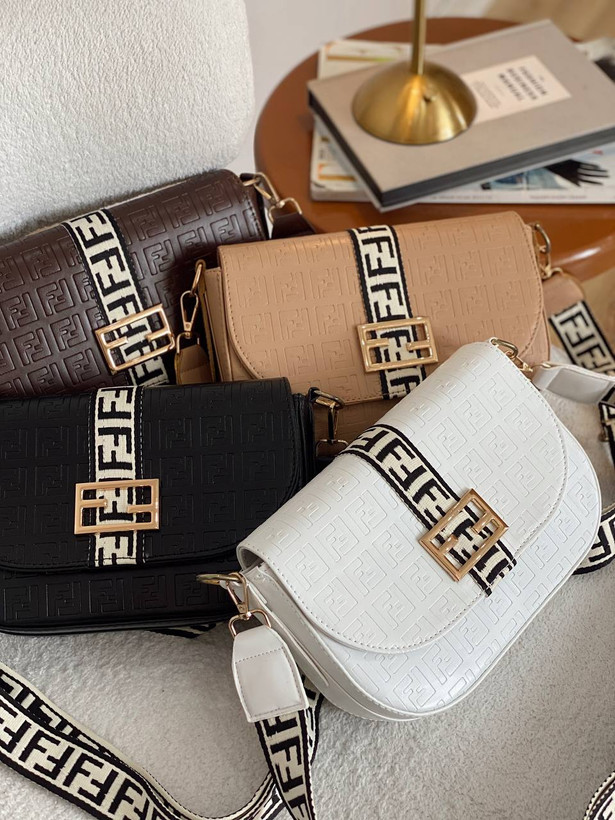 کیف زنانه پاسپورتی چرم مصنوعی برند Fendi