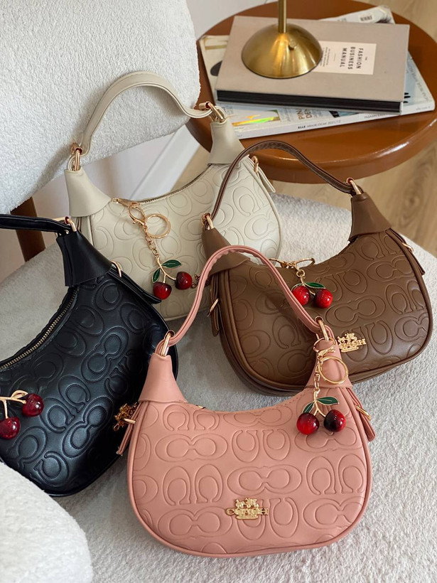 کیف دخترانه دستی / دوشی مدل نیمگرد جنس چرم مصنوعی طرح کوچ (Coach)