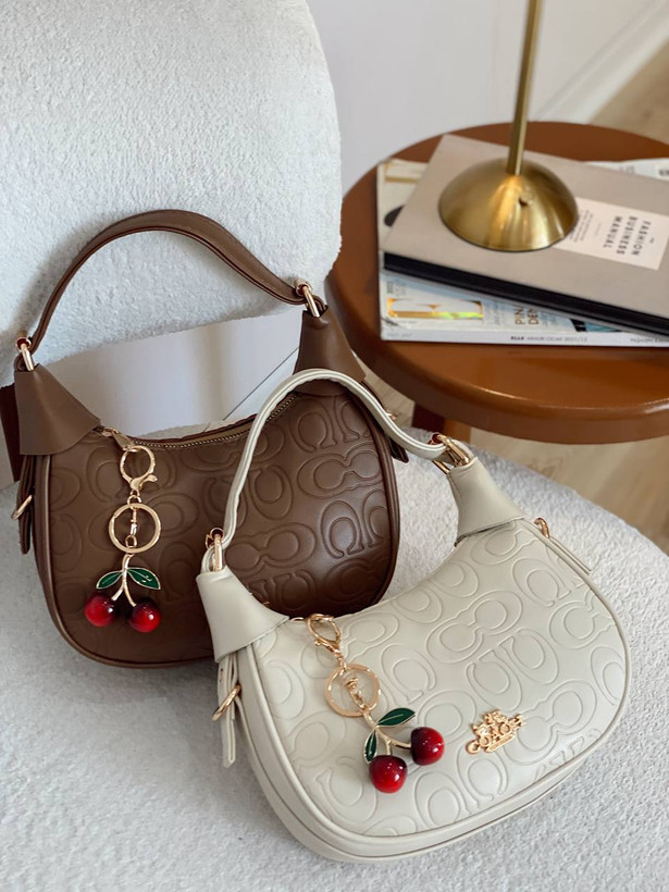 کیف دخترانه دستی / دوشی مدل نیمگرد جنس چرم مصنوعی طرح کوچ (Coach)