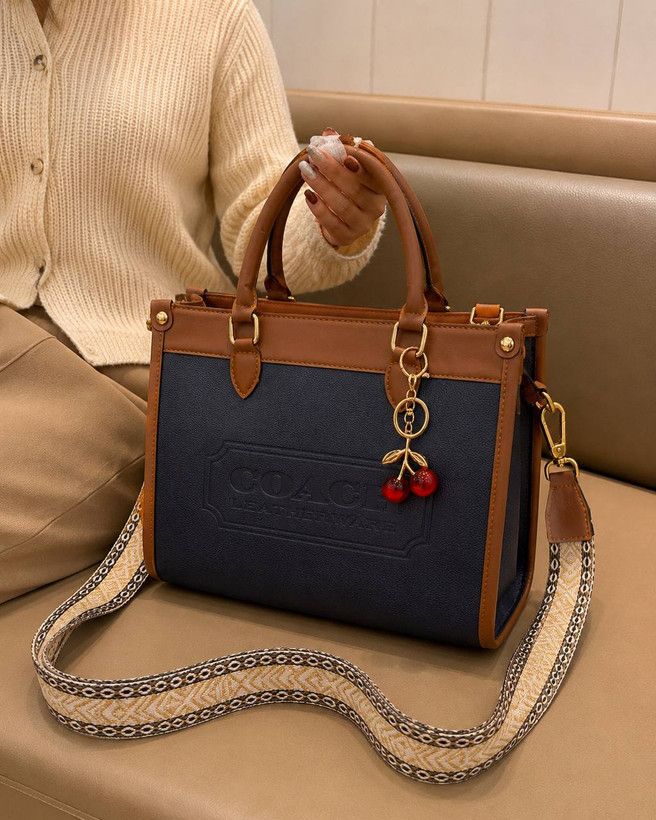 کیف زنانه Coach دسته دار طرح کلاسیک جنس چرم مصنوعی خارجی با آویز گیلاس