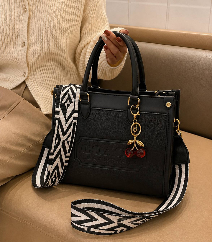 کیف زنانه Coach دسته دار طرح کلاسیک جنس چرم مصنوعی خارجی با آویز گیلاس