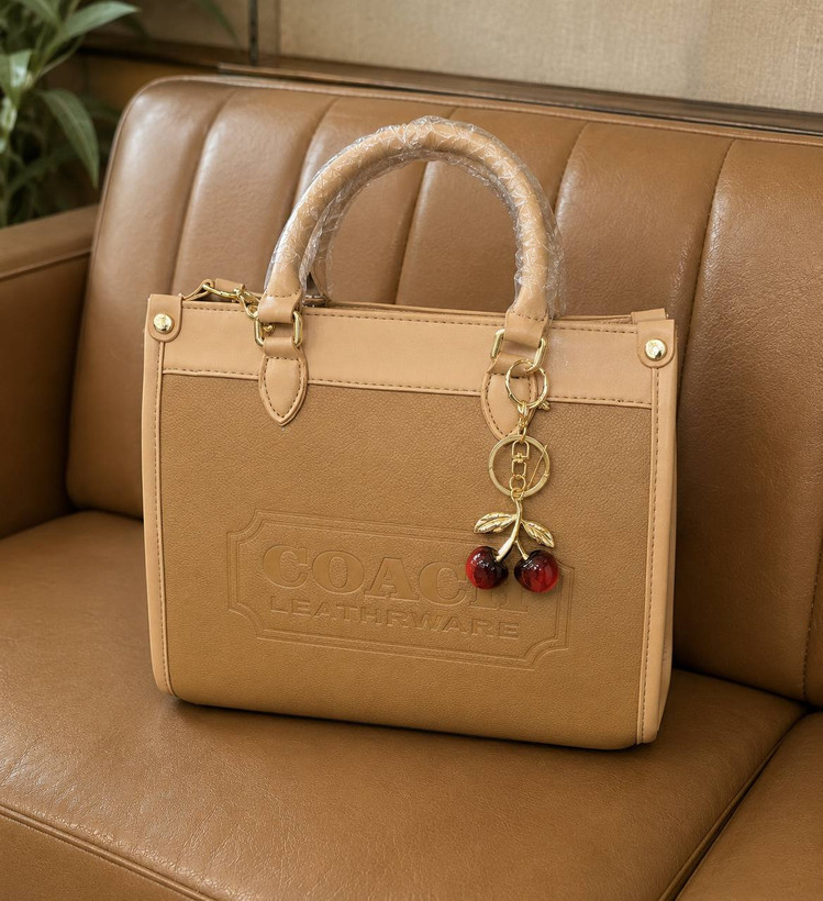 کیف زنانه Coach دسته دار طرح کلاسیک جنس چرم مصنوعی خارجی با آویز گیلاس