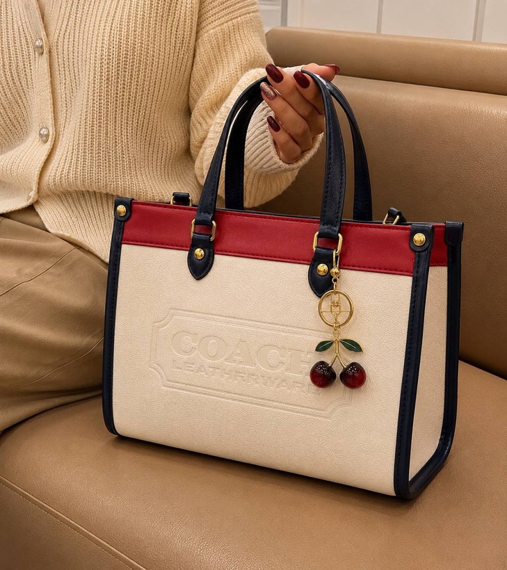 کیف زنانه Coach دسته دار طرح کلاسیک جنس چرم مصنوعی خارجی با آویز گیلاس