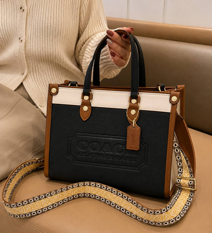 کیف زنانه Coach دسته دار طرح کلاسیک جنس چرم مصنوعی خارجی با آویز گیلاس