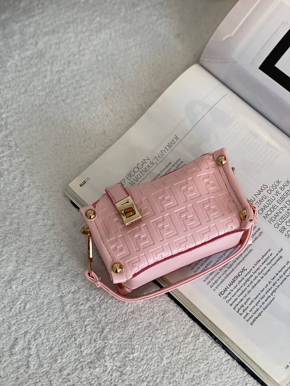 کیف دخترانه پاسپورتی قفل‌دار جنس چرم مصنوعی برند Fendi