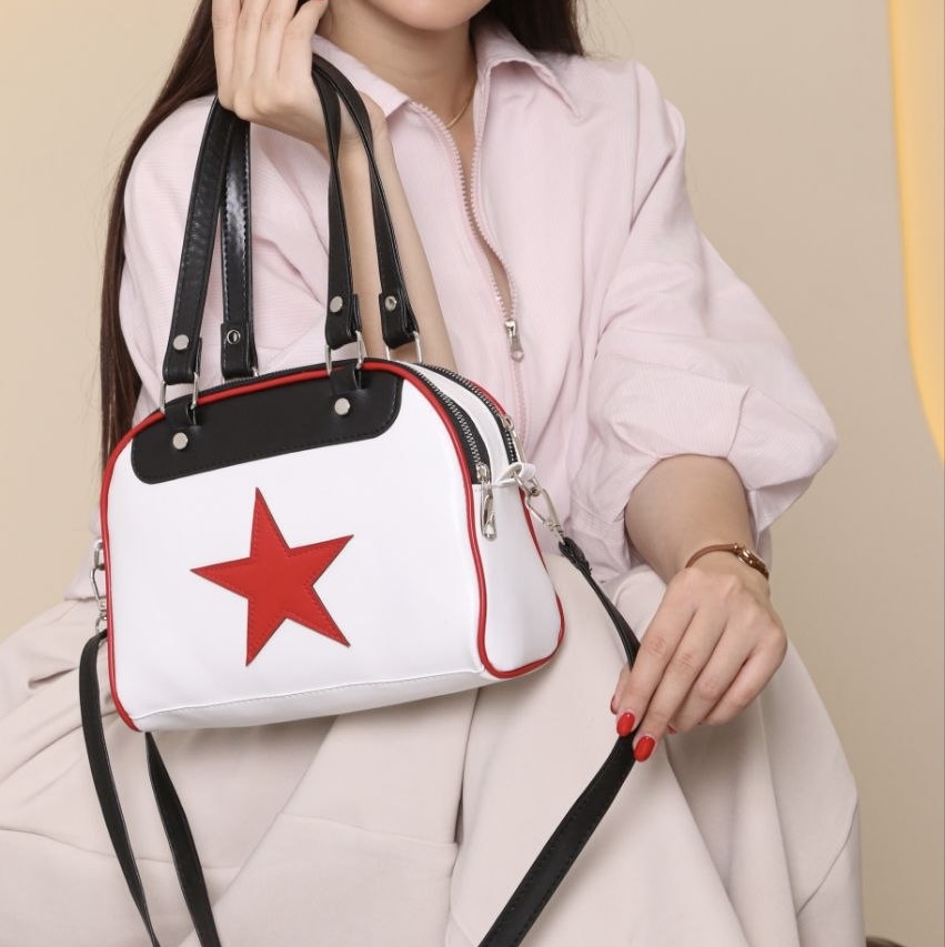 کیف دخترانه دستی/دوشی مدل جلو ستاره طرح آل‌استار (Allstar) جنس چرم مصنوعی خارجی