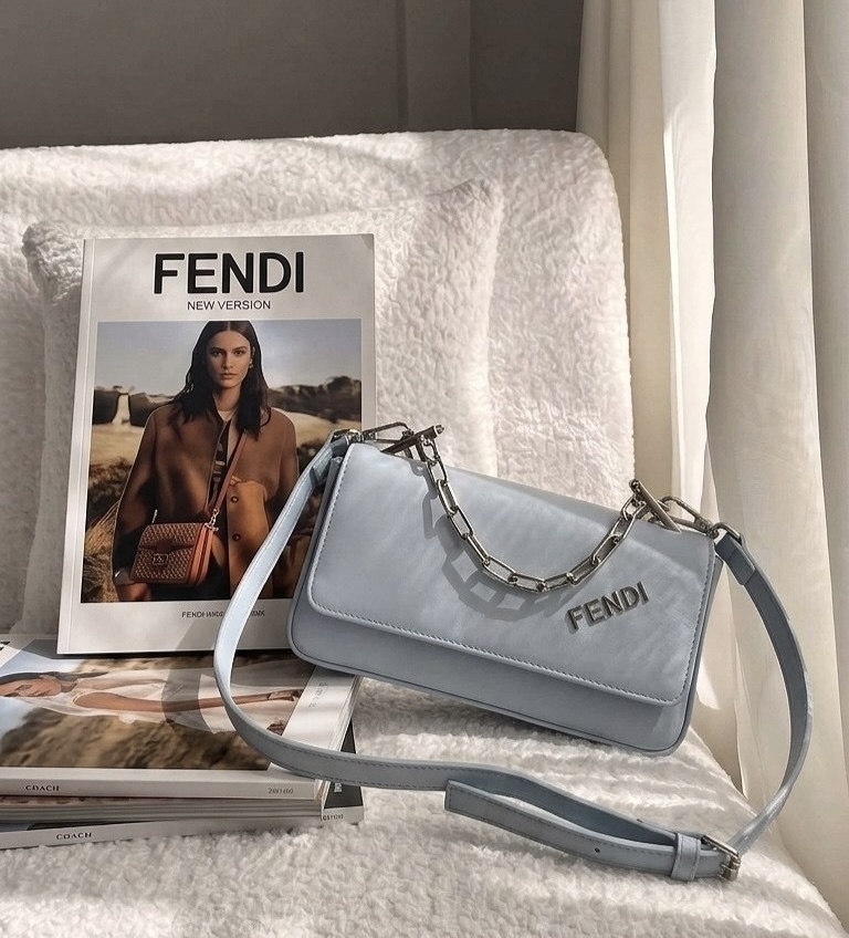 کیف دخترانه دستی و دوشی مدل پاسپورتی جنس چرم مصنوعی ایفل خارجی طرح فندی Fendi