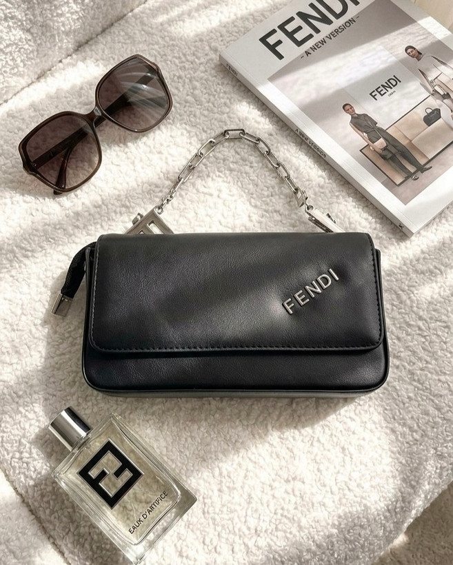 کیف دخترانه دستی و دوشی مدل پاسپورتی جنس چرم مصنوعی ایفل خارجی طرح فندی Fendi
