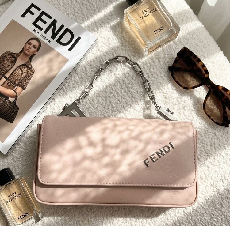 کیف دخترانه دستی و دوشی مدل پاسپورتی جنس چرم مصنوعی ایفل خارجی طرح فندی Fendi