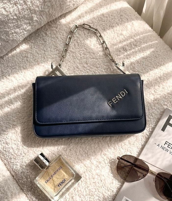 کیف دخترانه دستی و دوشی مدل پاسپورتی جنس چرم مصنوعی ایفل خارجی طرح فندی Fendi
