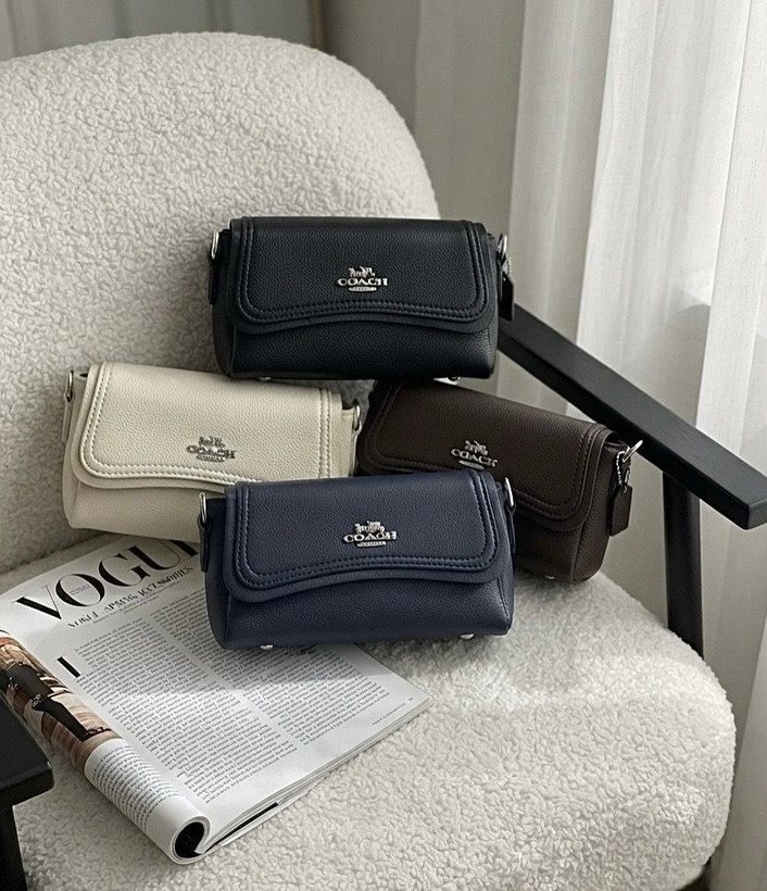 کیف دخترانه دوشی مدل پاسپورتی جنس چرم مصنوعی طرح کوچ Coach