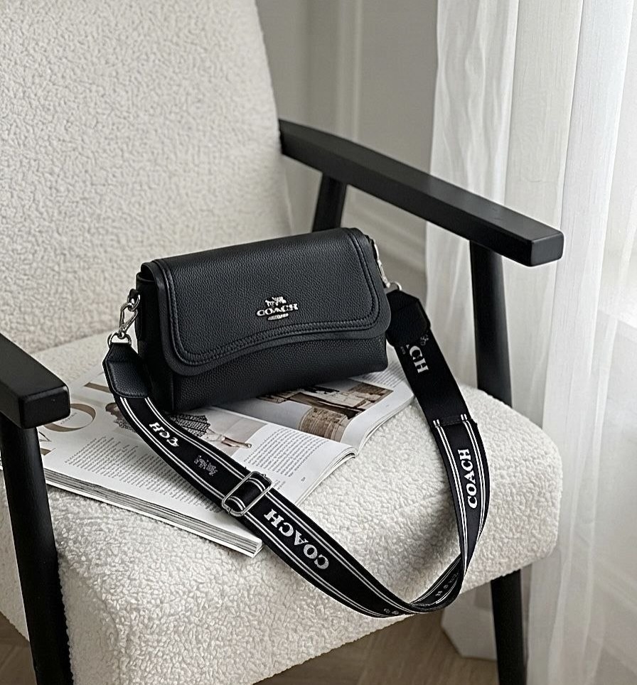 کیف دخترانه دوشی مدل پاسپورتی جنس چرم مصنوعی طرح کوچ Coach