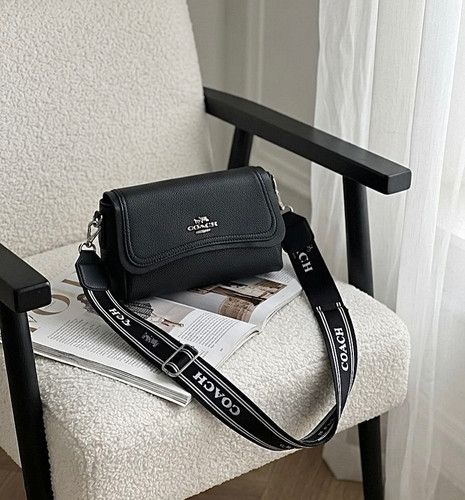 کیف دخترانه دوشی مدل پاسپورتی جنس چرم مصنوعی طرح کوچ Coach