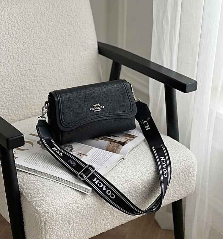 کیف دخترانه دوشی مدل پاسپورتی جنس چرم مصنوعی طرح کوچ Coach