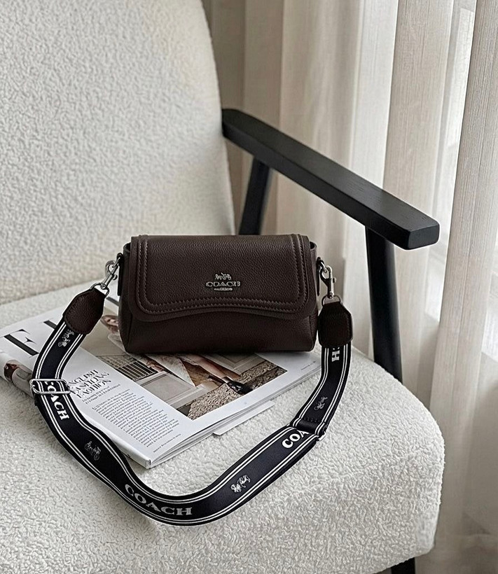 کیف دخترانه دوشی مدل پاسپورتی جنس چرم مصنوعی طرح کوچ Coach
