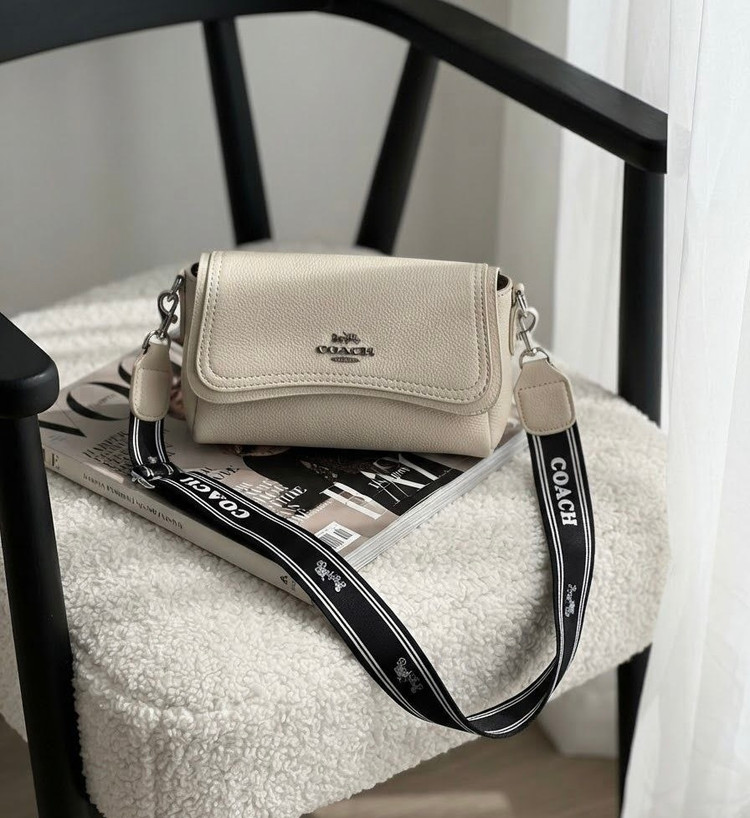 کیف دخترانه دوشی مدل پاسپورتی جنس چرم مصنوعی طرح کوچ Coach