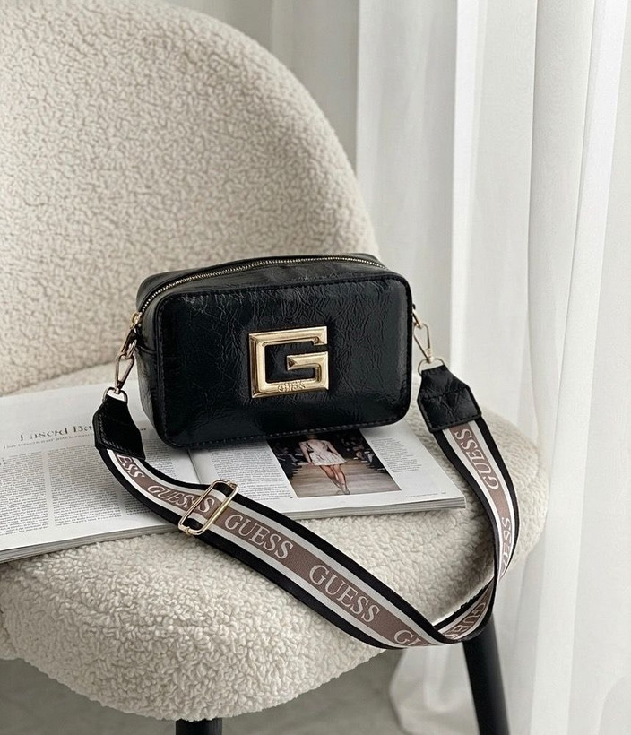 کیف دخترانه دوشی مدل پاسپورتی جنس چرم مصنوعی طرح گِس Guess