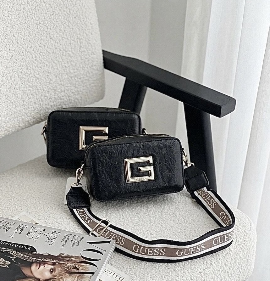 کیف دخترانه دوشی مدل پاسپورتی جنس چرم مصنوعی طرح گِس Guess