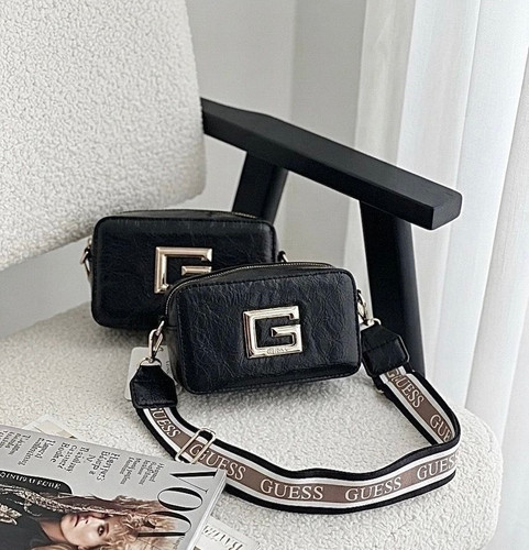 کیف دخترانه دوشی مدل پاسپورتی جنس چرم مصنوعی طرح گِس Guess