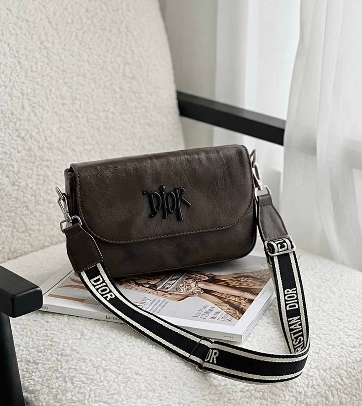 کیف دخترانه دوشی مدل پاسپورتی جنس چرم مصنوعی طرح دیور Dior
