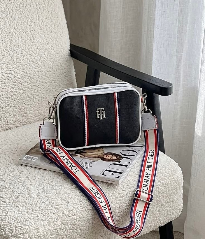 کیف دخترانه دوشی طرح تامی Tommy جنس چرم مصنوعی