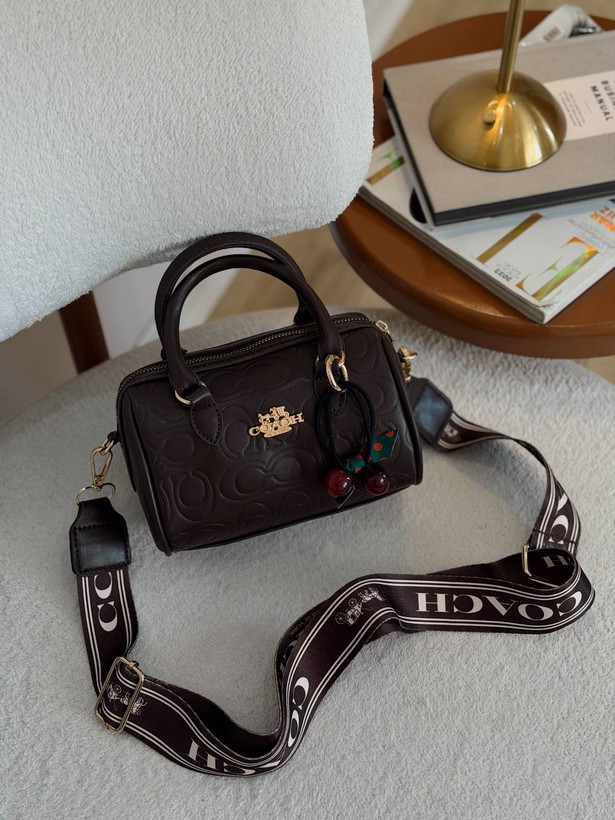 کیف دخترانه دستی و دوشی مدل صندوقی جنس چرم مصنوعی خارجی طرح کوچ Coach
