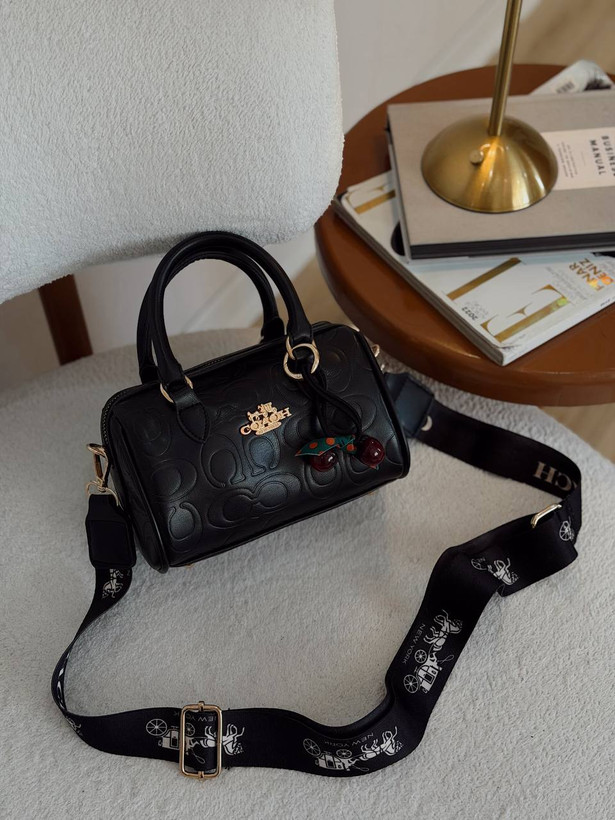 کیف دخترانه دستی و دوشی مدل صندوقی جنس چرم مصنوعی خارجی طرح کوچ Coach