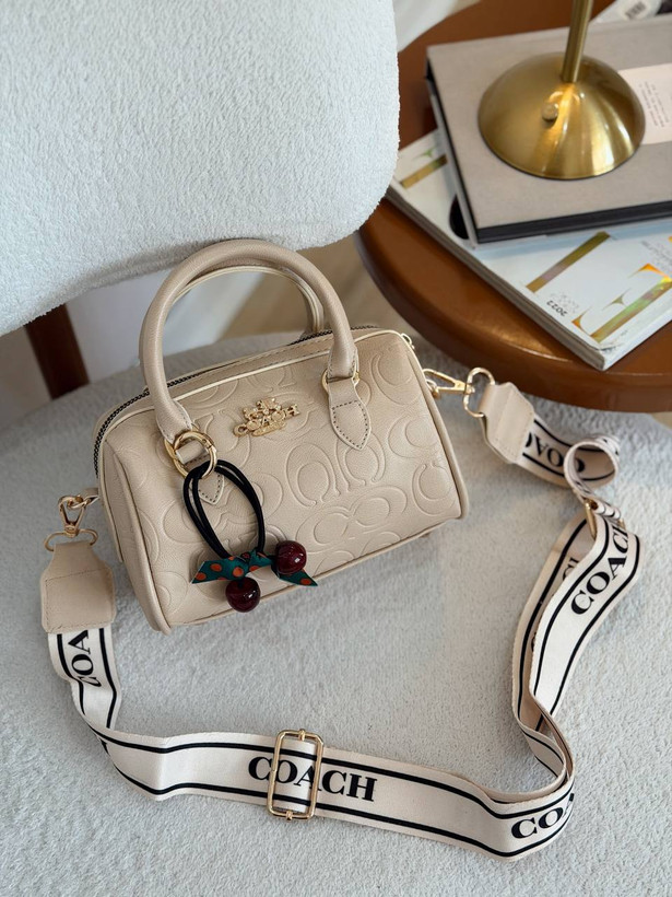 کیف دخترانه دستی و دوشی مدل صندوقی جنس چرم مصنوعی خارجی طرح کوچ Coach