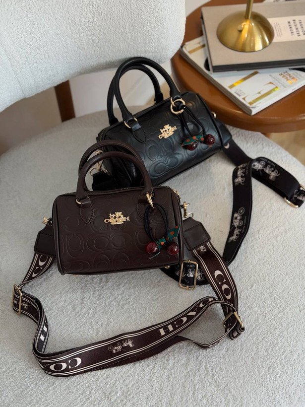 کیف دخترانه دستی و دوشی مدل صندوقی جنس چرم مصنوعی خارجی طرح کوچ Coach
